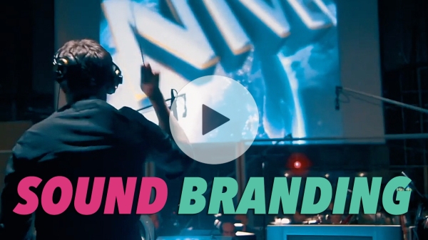 Copertina del video YouTube di esempi di sound branding: screenshot dell'esecuzione orchestrale dell'audio logo di Universal